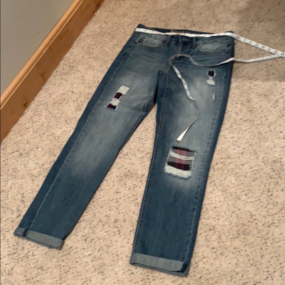 Loose fit cropped jeans. Some factory distressing